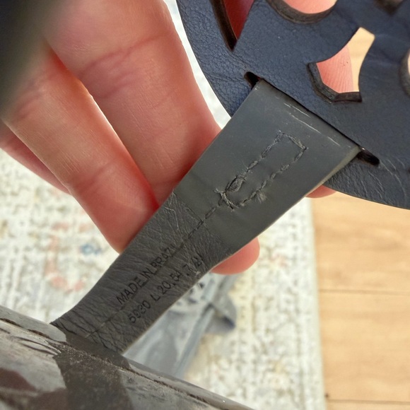 Authentic Tory Burch Women's Grey Sandals - Picture 3 of 4